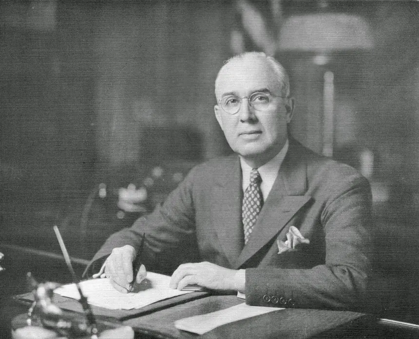 Frank Sherman Land em sua mesa de trabalho